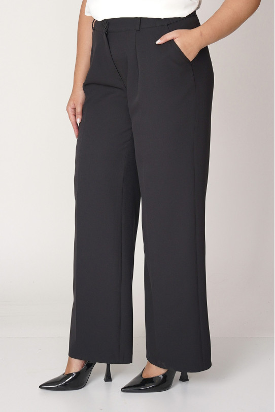 Elegantul pantalon negru maxi liber