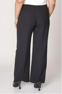 Elegantul pantalon negru maxi liber