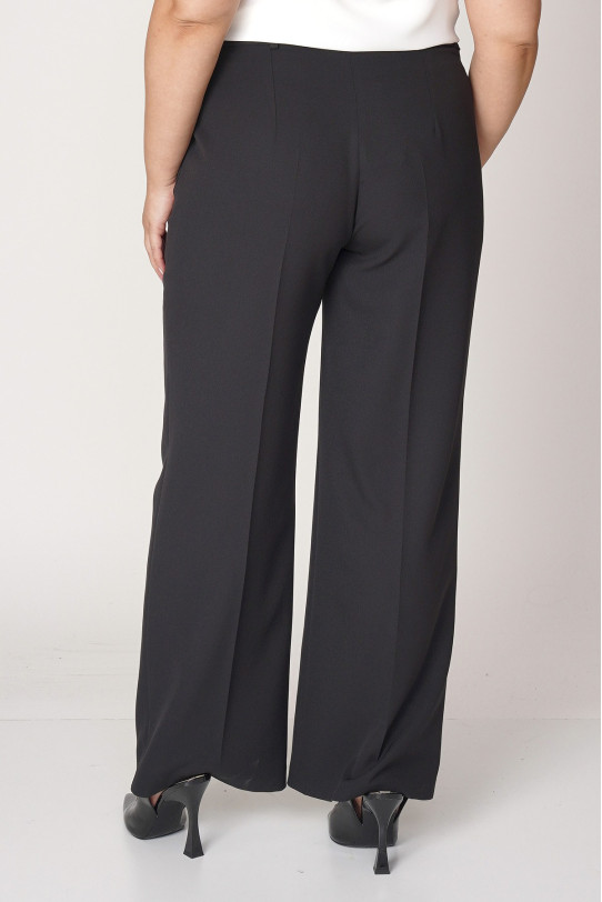 Elegantul pantalon negru maxi liber