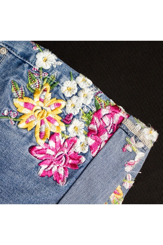 Șorturi maxi din denim cu broderie florală colorată