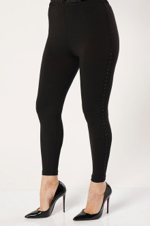 Un maxi pantalon negru cu o decoratie delicata