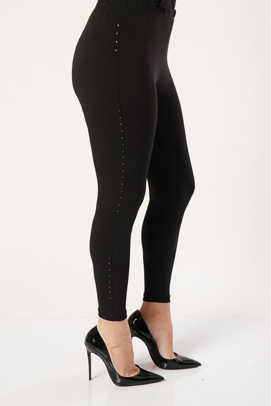 Un maxi pantalon negru cu o decoratie delicata