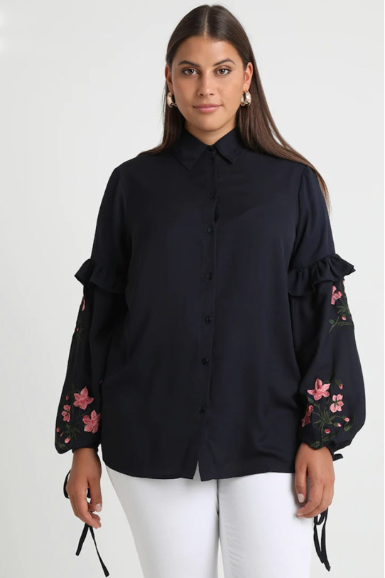 Maxi shirt with embroidered flowers on the sleeves