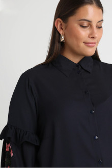 Maxi shirt with embroidered flowers on the sleeves