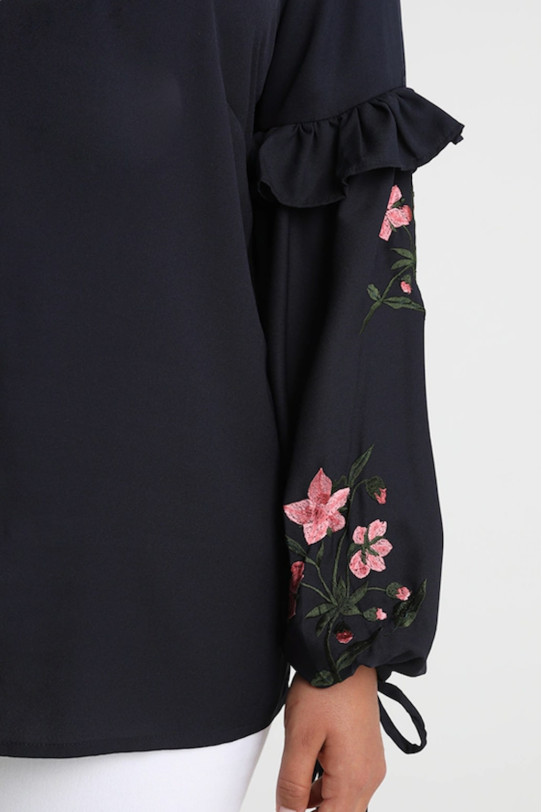 Maxi shirt with embroidered flowers on the sleeves