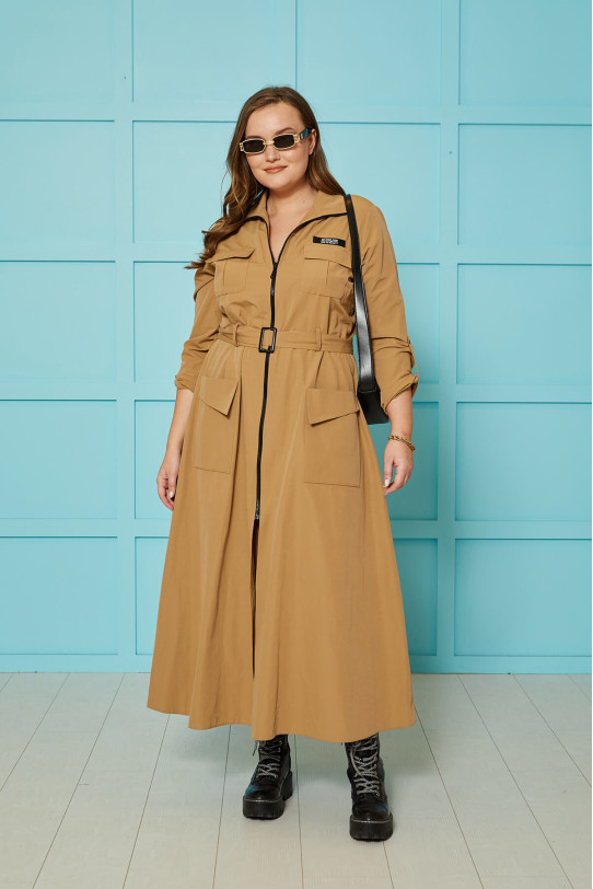 Un trench maxi lung în culoarea caramel cald