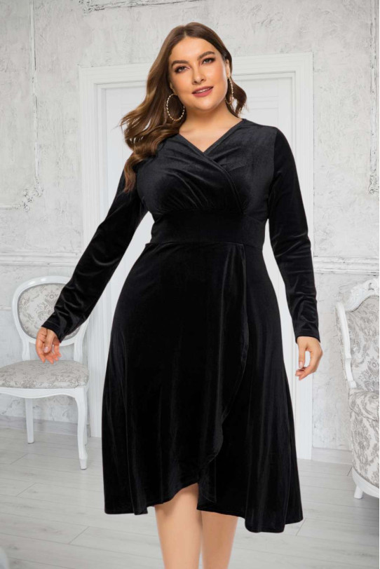 O rochie maxi neagră elegantă cu mâneci lungi din catifea fină