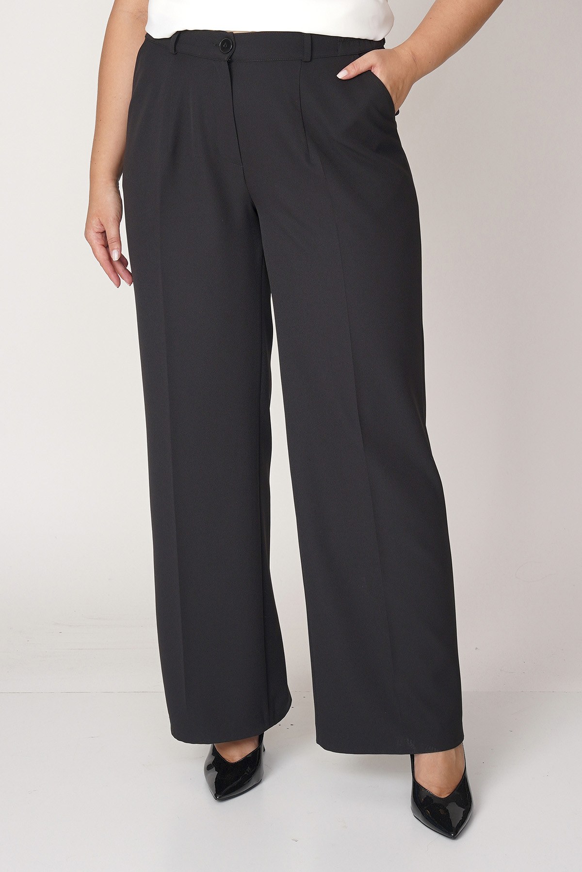 Elegantul pantalon negru maxi liber